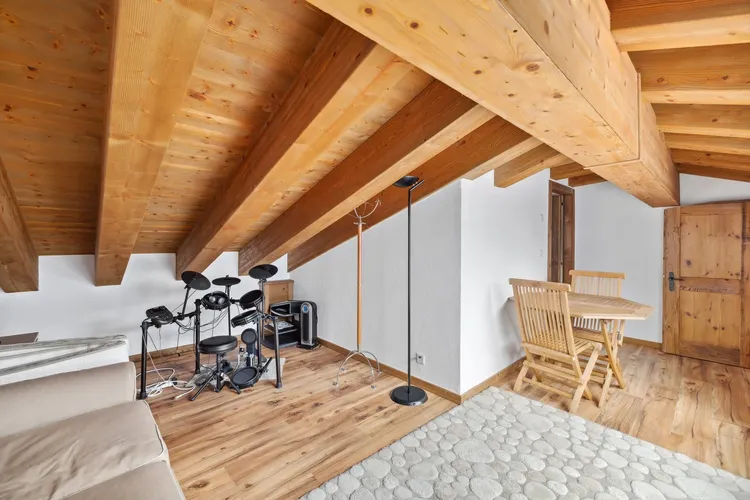 Ce magnifique appartement de 5.5 pièces situé à Vermala vous offrira tout le confort dont vous aurez besoin. Interior 1